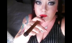 امرأة سمراء الساخنة لا يمكن الحصول على ضيق بما فيه الكفاية فلم سكسي فروخ الديك فيديو إباحي 